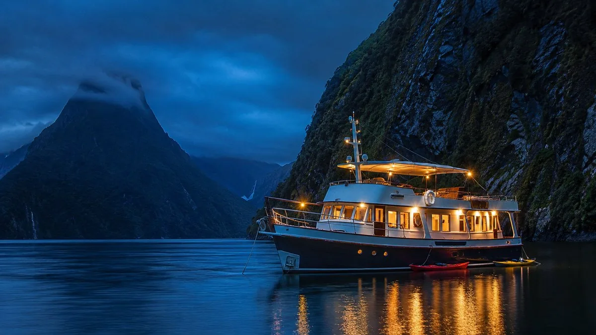 Milford Sound: Overnight Cruise with Water Activities